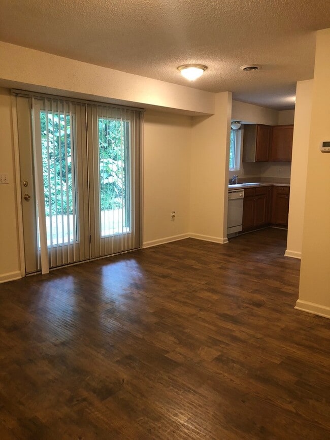 Building Photo - Great Location Black Mountain Apartment