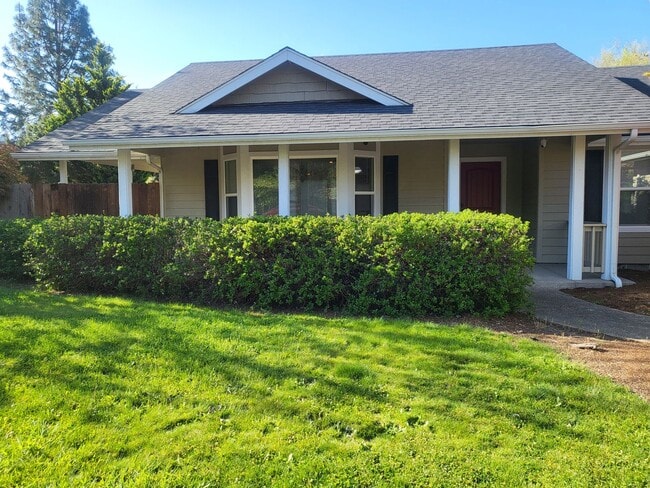 Building Photo - 3 bed 2 bathHome for Rent in Grants Pass
