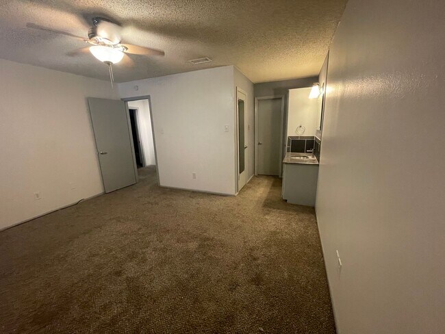 Building Photo - This spacious 3-bedroom, 2-bathroom apartment
