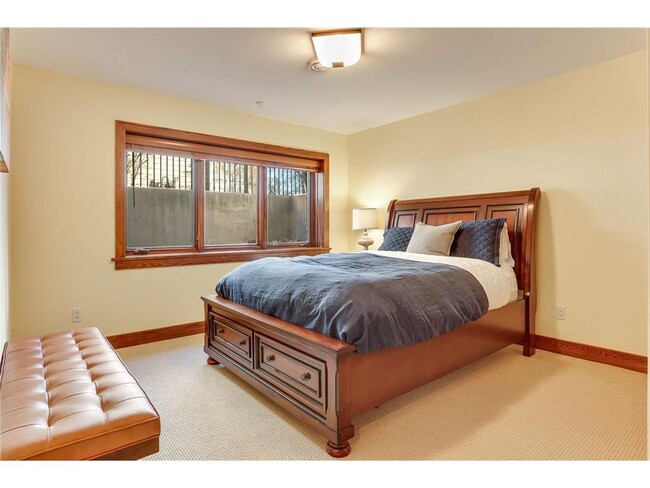 Building Photo - 2012 W Laurel Ave