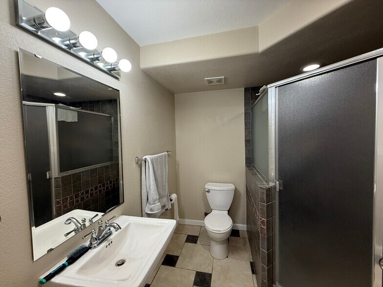 Building Photo - 2409 Capital Dr
