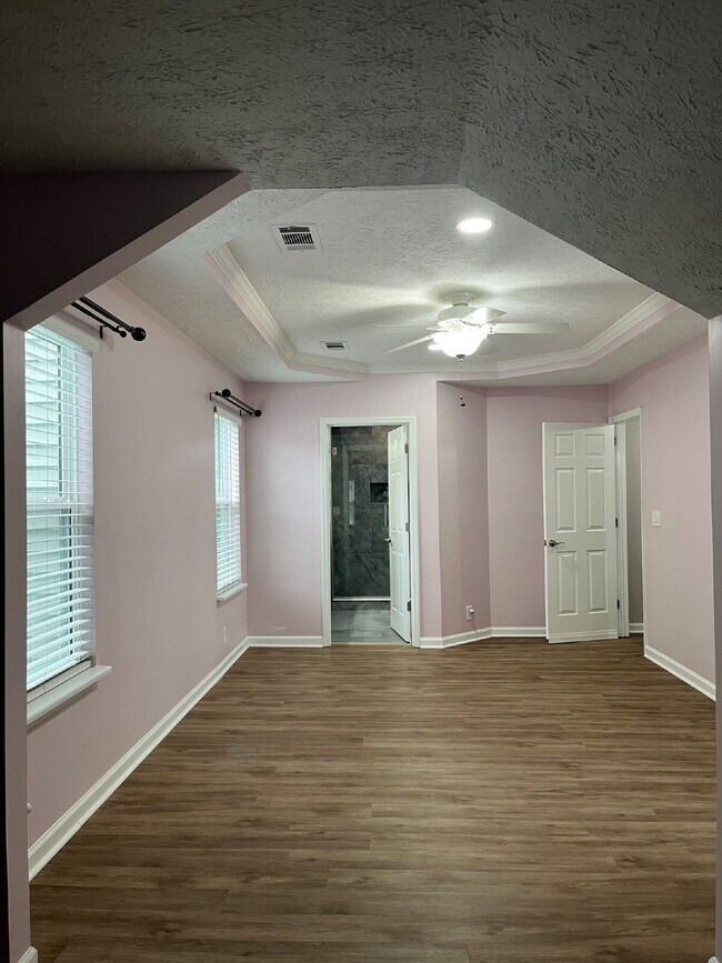 Building Photo - "Charming Franklin Retreat: 3-Bedroom Have...