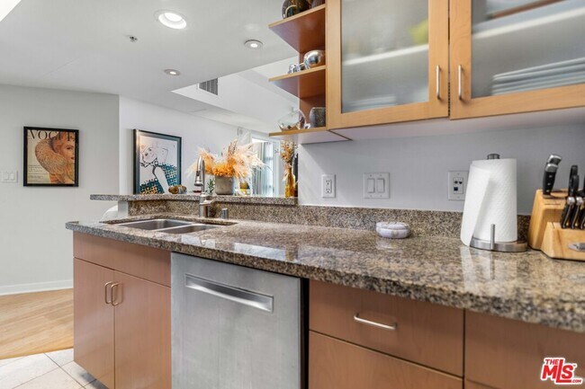 Building Photo - 13700 Marina Pointe Dr