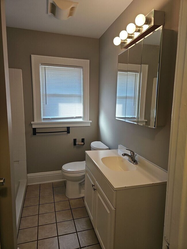 Building Photo - **$1000 Deposit Special** 4539 Mayhew Ave ...