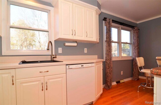 Building Photo - 8152 Fairfield Cir