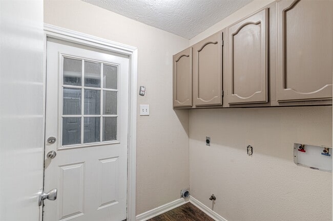 Building Photo - 9702 Birsay St