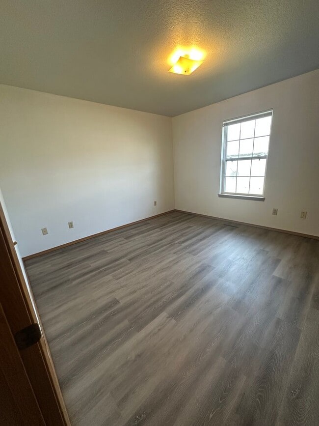 Building Photo - 1 bedroom 1 bath apartment available now!