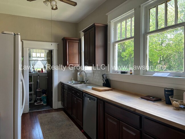 Building Photo - Beautiful and Spacious House, Close to the...