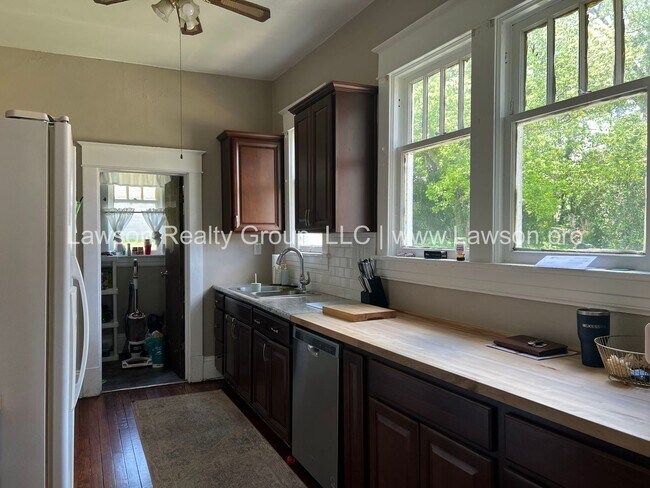 Building Photo - Beautiful House, Close to the Greenway and...