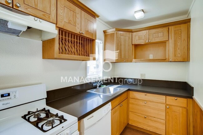 Building Photo - LOCATION, LOCATION, LOCATION! Spacious S Portland Home Walking Distance to PSU and Downtown! MUST...