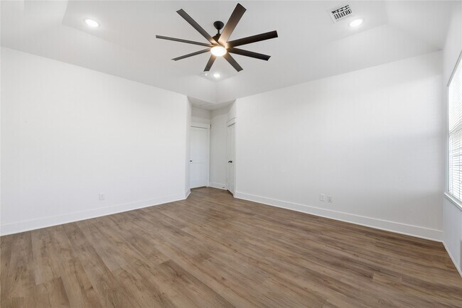 Building Photo - 1243 W 23rd St