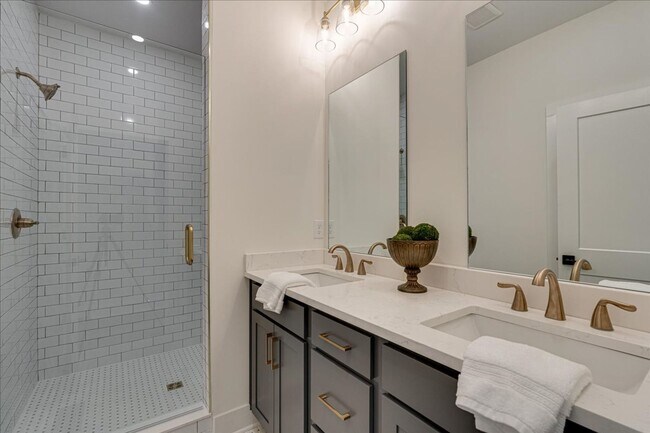 Building Photo - 2519 E 12th St