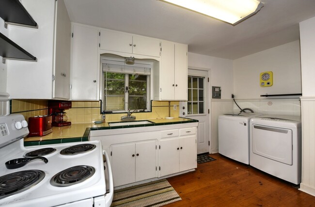 Building Photo - CHARMING DUPLEX: 2 BEDROOMS | 1 BATH | FUL...