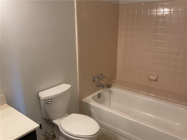 Building Photo - 215 Lakeland Ct