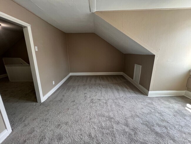 Building Photo - Pittsburgh - 3 Bedroom 1.5 Bathroom - For ...