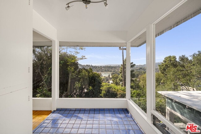 Building Photo - 2335 Silver Ridge Ave