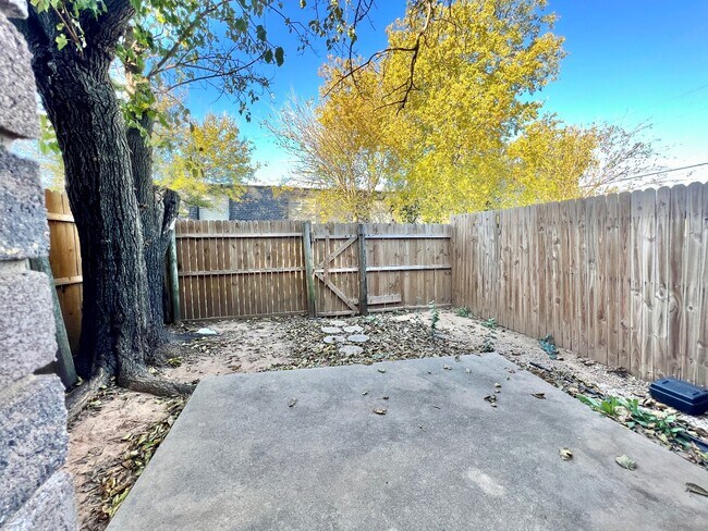 Building Photo - 1215 Lakecrest Dr