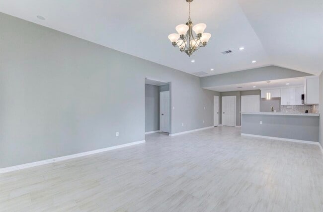 Building Photo - 5824 Glen Lee Dr