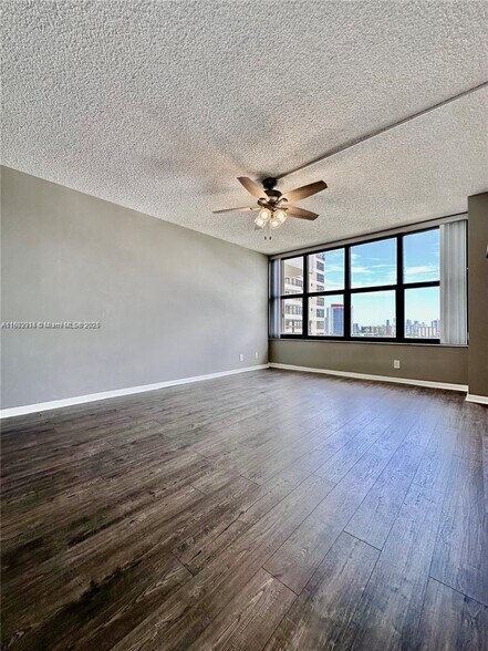 Building Photo - 2500 Parkview Dr