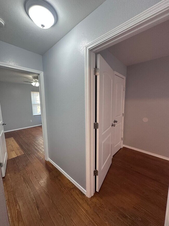 Building Photo - Large Canyon Home