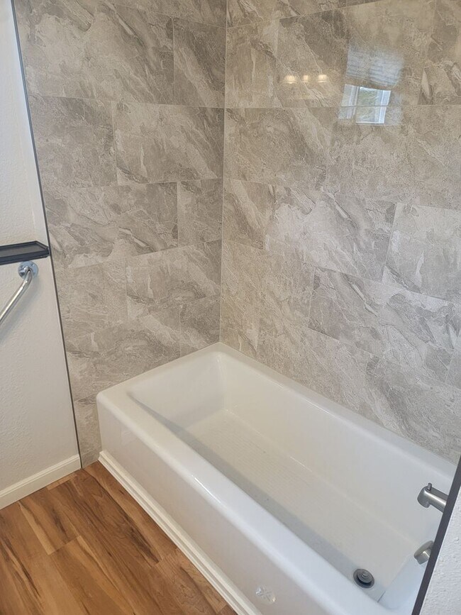 Building Photo - Updated 3 Bed 2 Bath Home With Brand New 2...