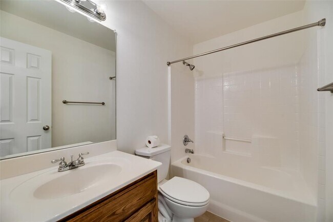Building Photo - 121 Price Cir