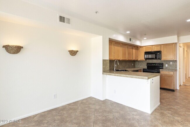 Building Photo - 10080 E Mountainview Lake Dr