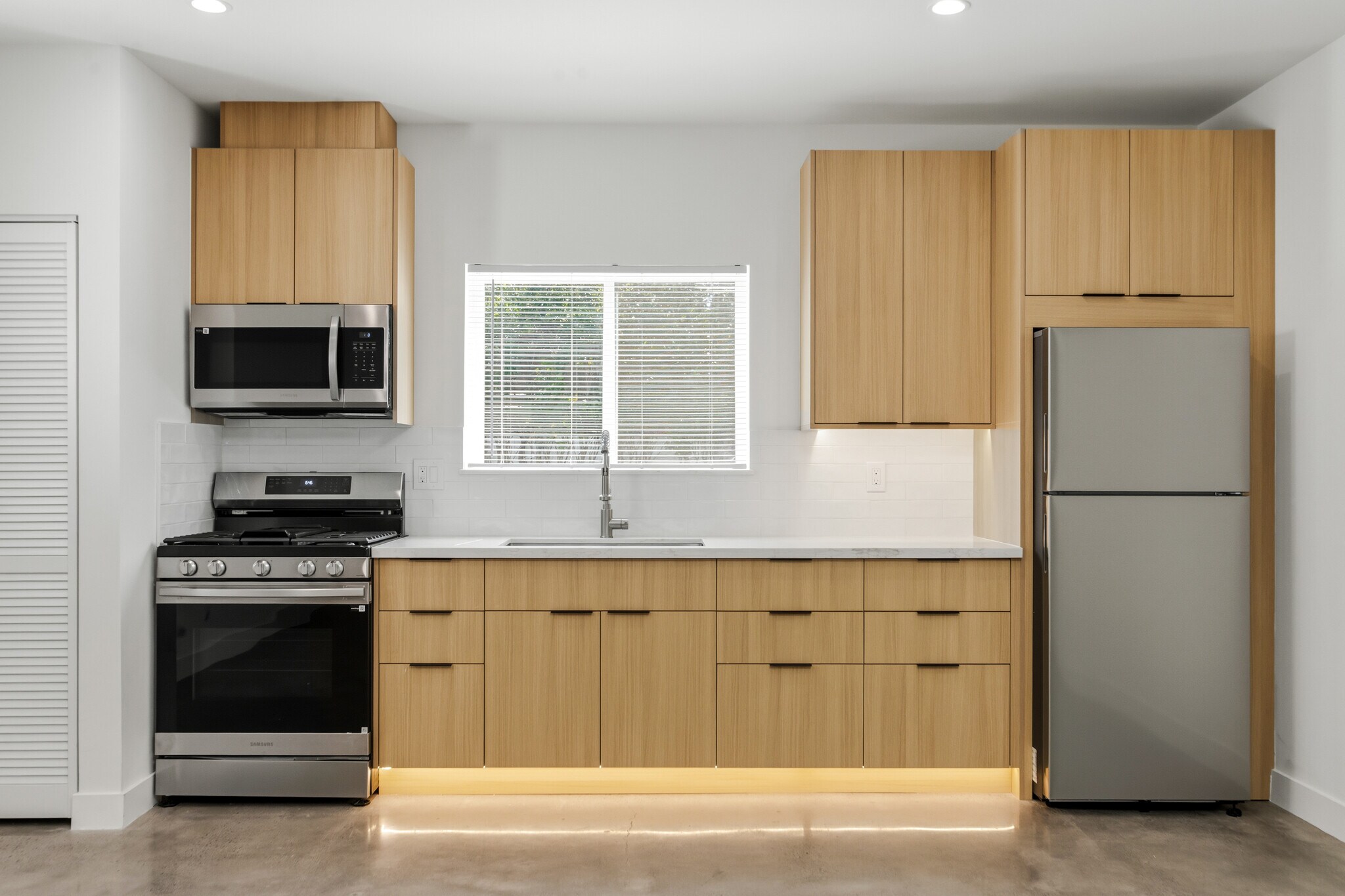 Building Photo - 7314 Fallbrook Ave