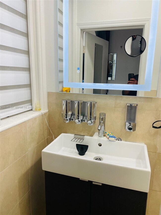 Building Photo - 1027 Euclid Ave