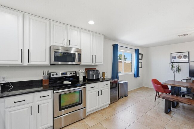 Building Photo - 2051 E Pueblo Ave