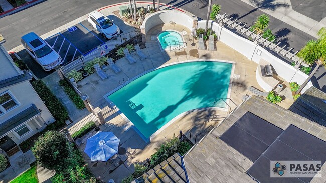 Building Photo - 3 Bedroom 3.5 Bathroom Townhouse in Sunset Cove