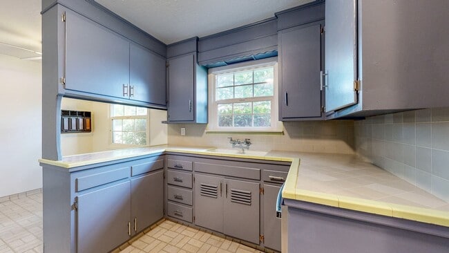 Building Photo - Beautiful Light & Bright Single Level 3 Be...