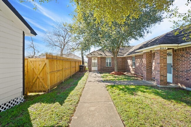 Building Photo - 4636 Mayflower St