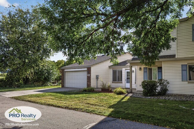 Building Photo - 3 Bedroom End Unit Townhouse