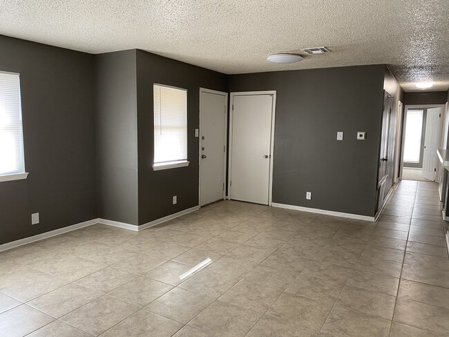 Building Photo - 2316 Carley St