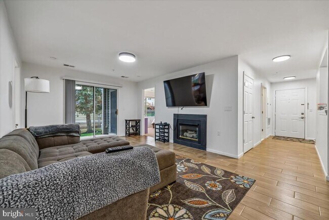 Building Photo - 10010 Vanderbilt Cir