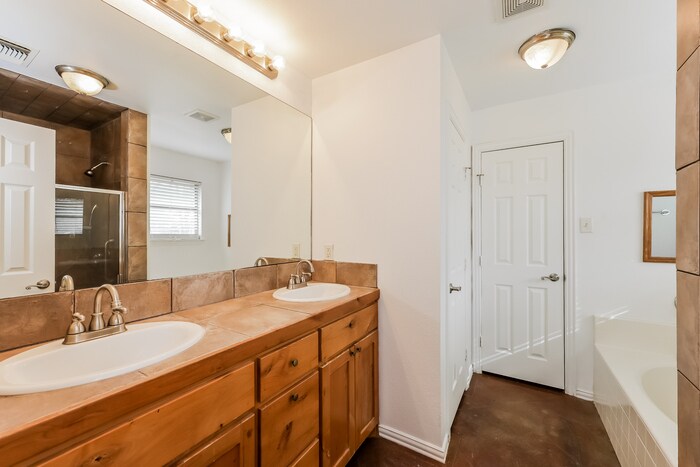 Building Photo - 413 Maplewood St