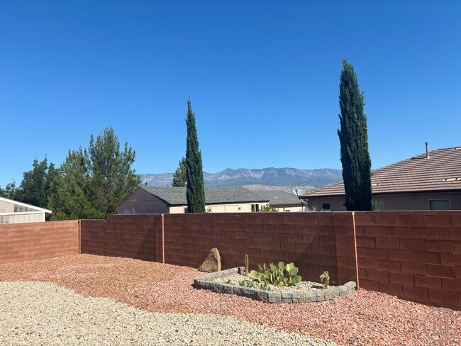 Building Photo - Beautiful home in La Verkin with all the v...