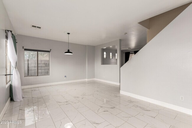 Building Photo - 11010 W Griswold Rd