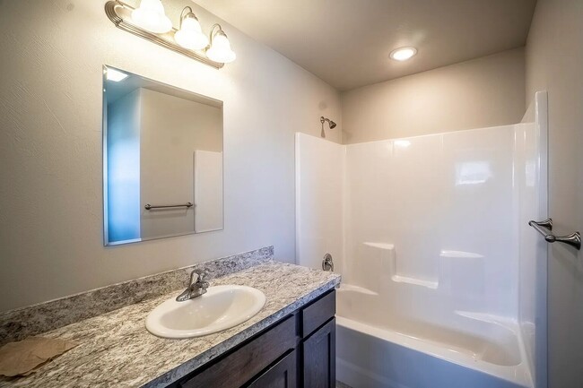 Building Photo - 3 bedroom, 2 bath Townhome in Belgrade