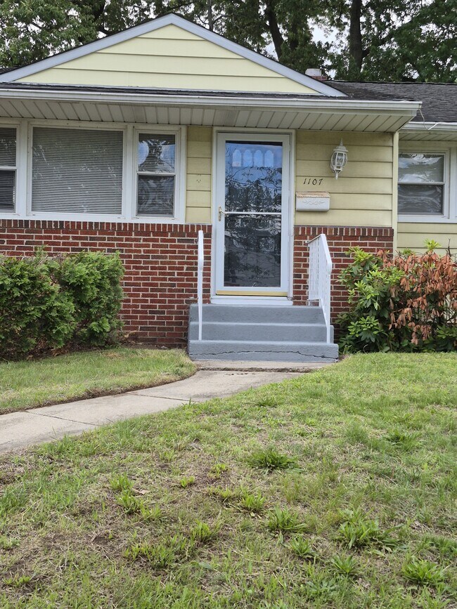 Building Photo - 1107 Hickory St