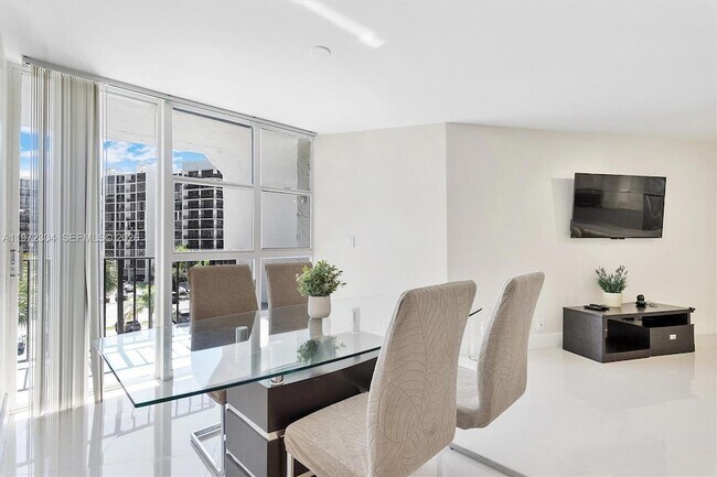 Building Photo - 600 Parkview Dr