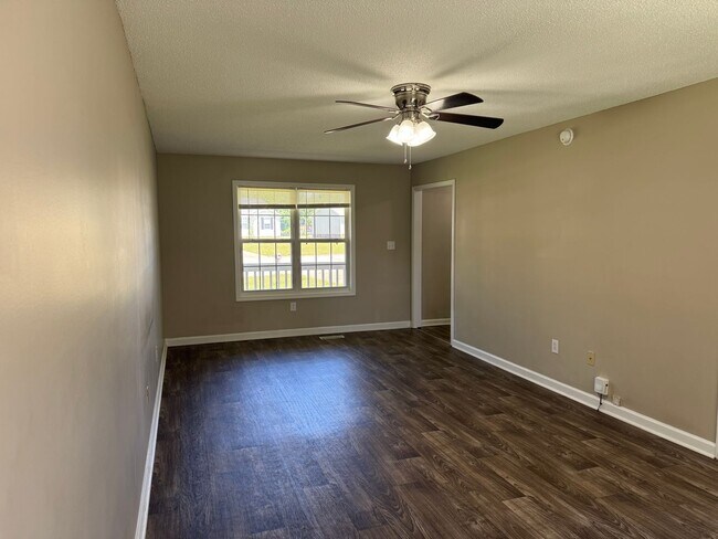 Building Photo - $1425/18 month lease or $1450/12 month lease.