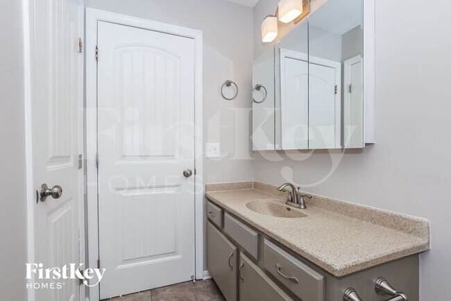 Building Photo - 704 Berkshire Dr