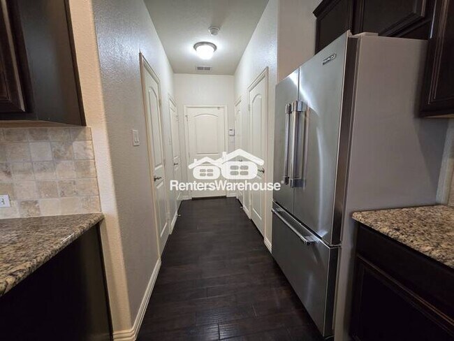 Building Photo - MOVE IN READY - Spacious 2-story townhouse...