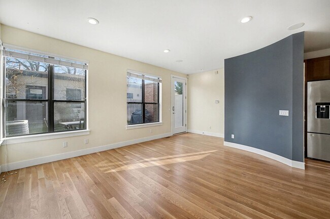 Building Photo - Gorgeous 3 bed 3.5 bath Home Available in Platt Park!