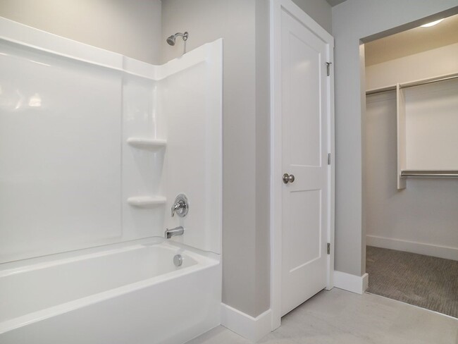 Building Photo - Beautiful 3 Bed 2.5 Bath Townhome in West ...