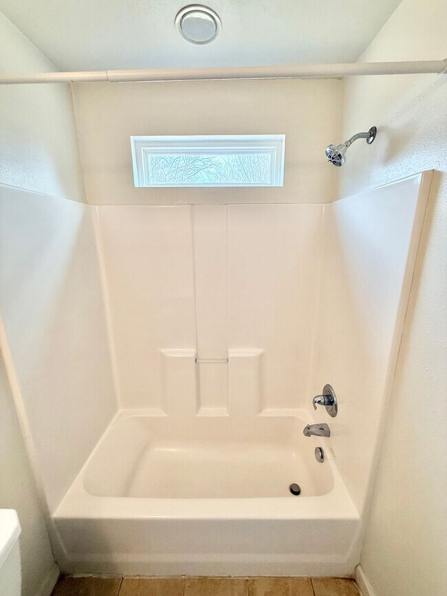 Building Photo - **4bed near MIL base- GRANITE/STAINLESS STEEL Appliances~ Roomates welcome!