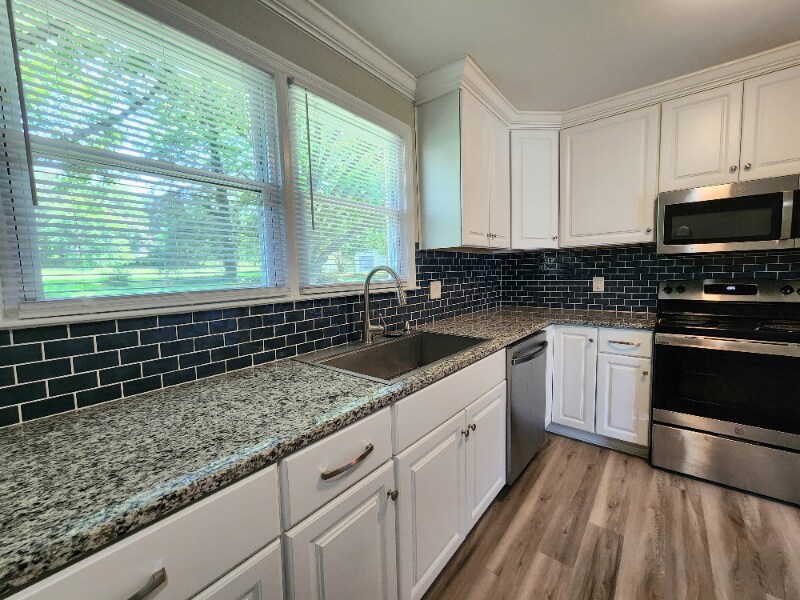 Building Photo - 445 Summerland Dr