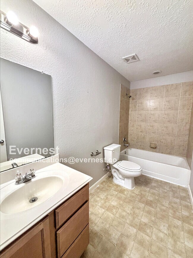 Building Photo - 10618 Kentington Oak Dr